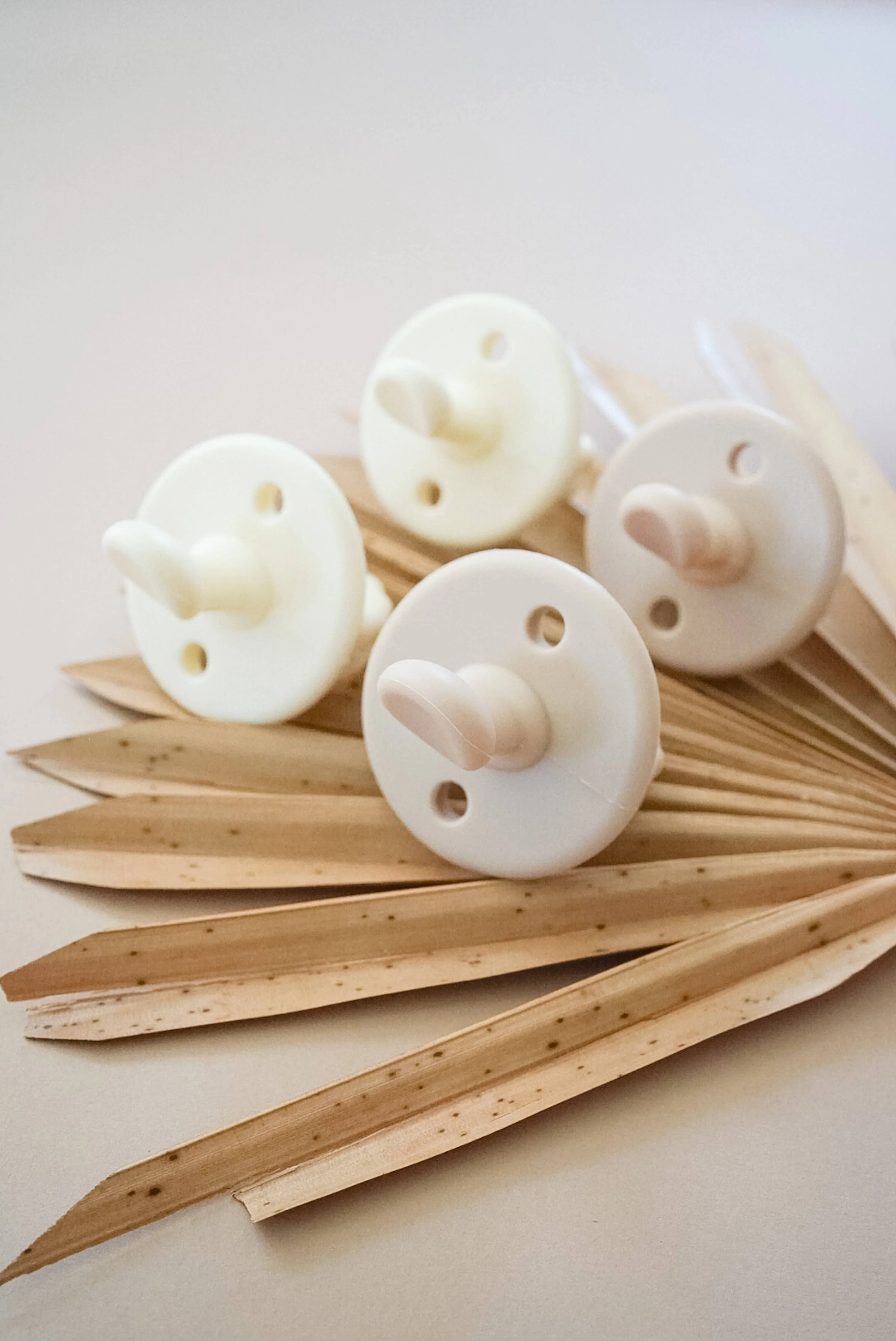 Itzy Ritzy - Sweetie Soother™ 0-6 Months / Neutral - Image 3