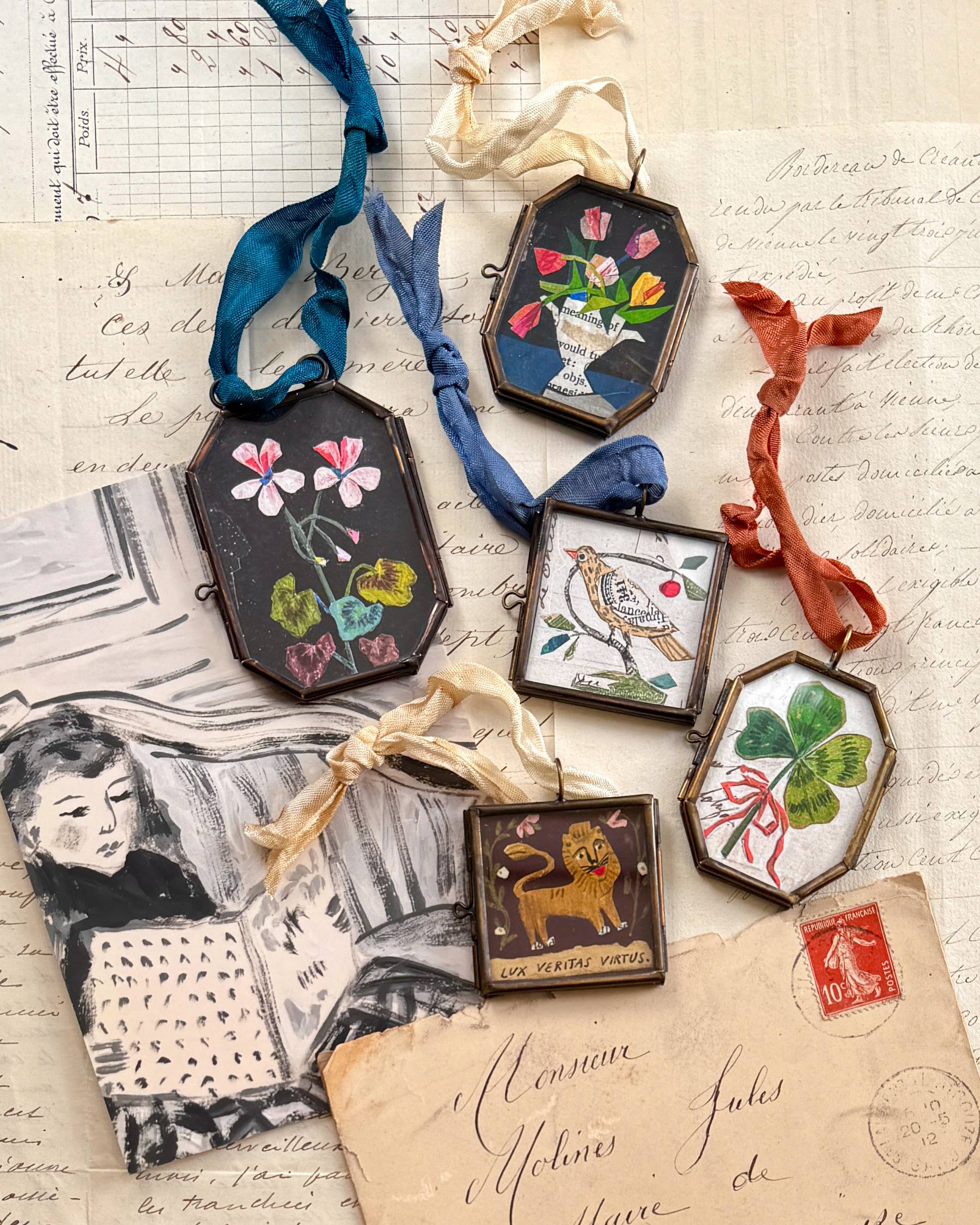 Maris Mirum - Clover with Bow - Art Locket Ornament - Image 4