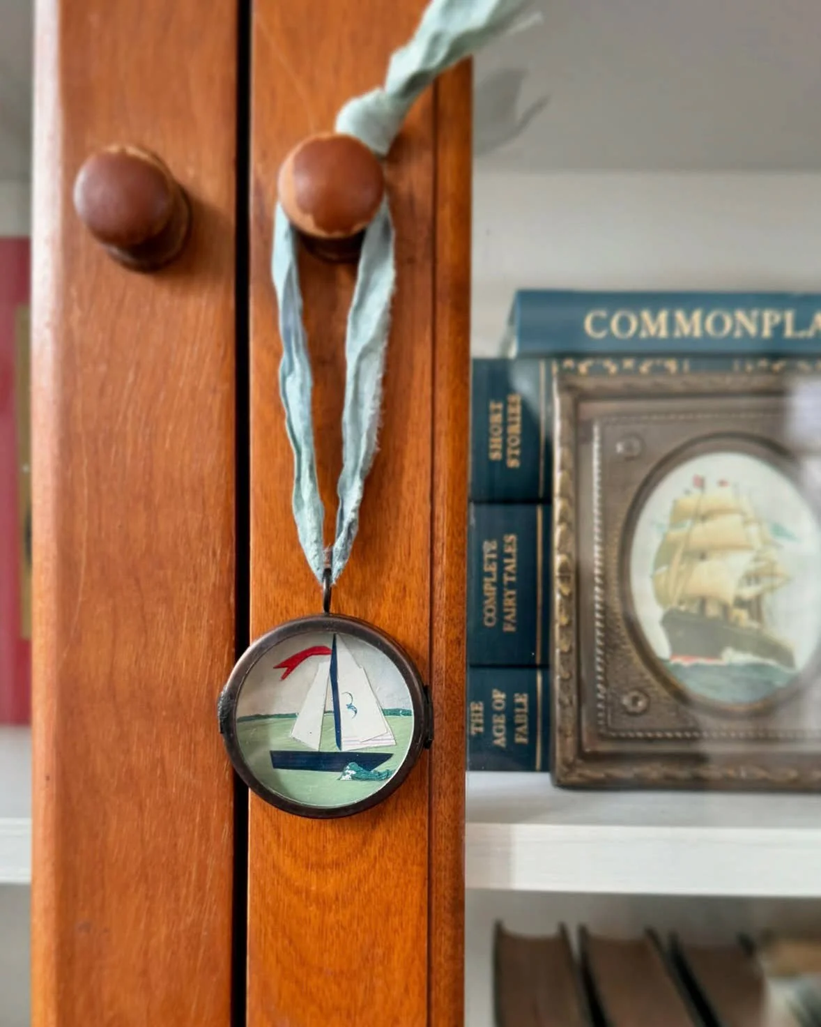 Maris Mirum - Circle Sailboat - Art Locket Ornament - Image 4